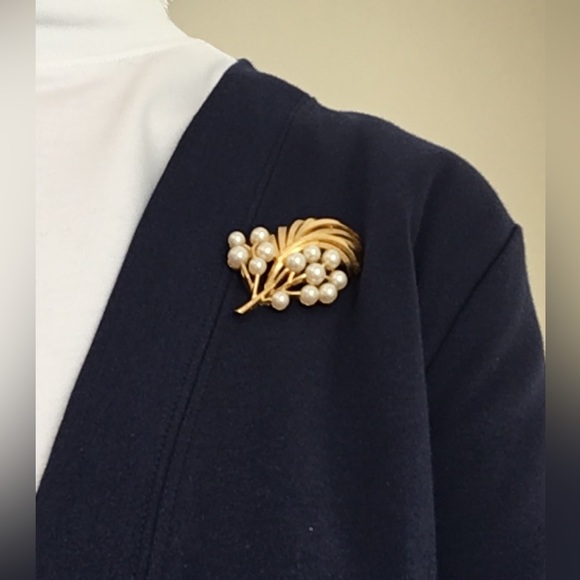 Vintage Crown Trifari Gold Tone Floral Style Brooch with Faux Pearls - Picture 6 of 8